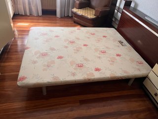 Base tapizada/somier con patas