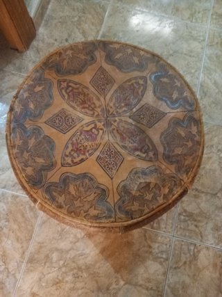 Puff de piel camello con diseño