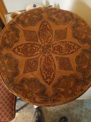 Puff de piel camello con diseño