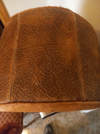 Puff de piel camello con diseño