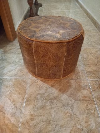 Puff de piel camello con diseño