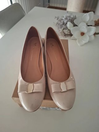 Merceditas tacón charol beige lazo