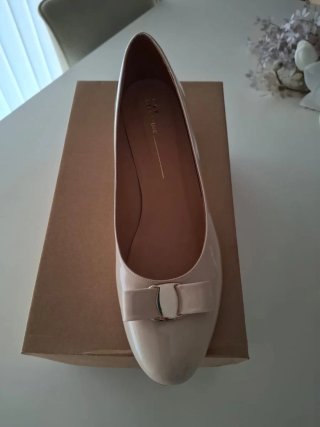 Merceditas tacón charol beige lazo