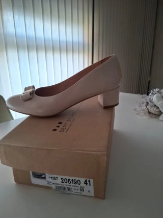 Merceditas tacón charol beige lazo