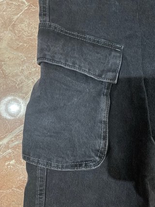 Pantalón cargo vaquero negro