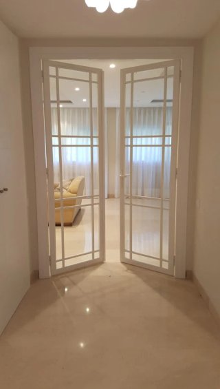Puertas separadoras de cristal y metal