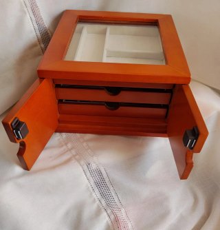Joyero de madera con tapa de cristal