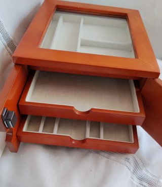 Joyero de madera con tapa de cristal