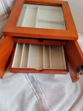 Joyero de madera con tapa de cristal