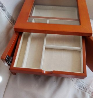 Joyero de madera con tapa de cristal