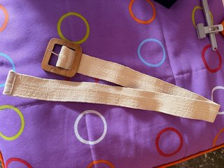 Cinturón trenzado beige con hebilla de madera