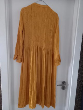 Vestido amarillo plisado