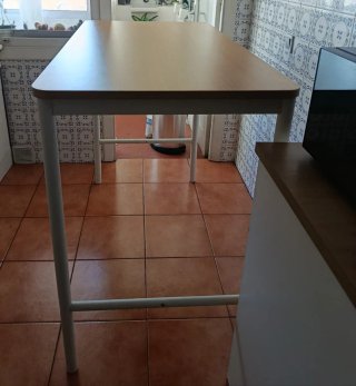 Mesa alta con conjunto de dos taburetes altos Ikea
