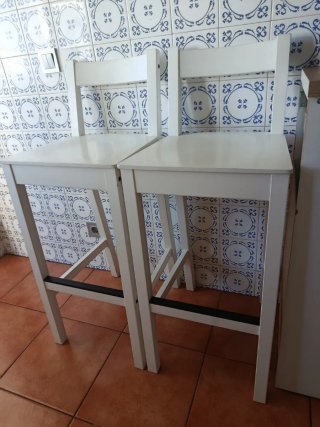Mesa alta con conjunto de dos taburetes altos Ikea