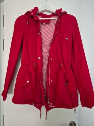 Parka roja con capucha