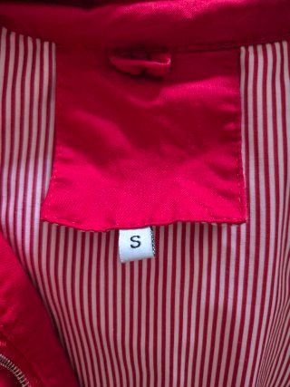 Parka roja con capucha
