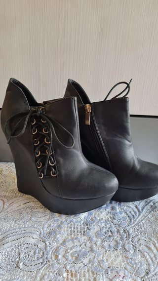 Botines de cuña negros con cordones decorativos