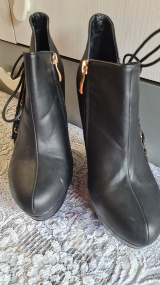 Botines de cuña negros con cordones decorativos