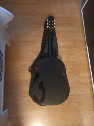 Funda y guitarra acústica Toledo