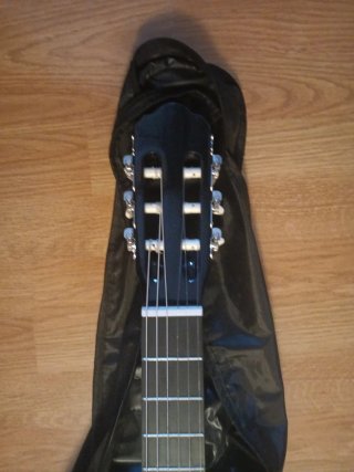 Funda y guitarra acústica Toledo