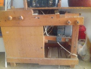 Mesa de carpintería con maquinaria