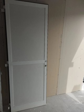 Puerta de aluminio blanca