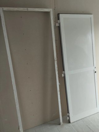 Puerta de aluminio blanca