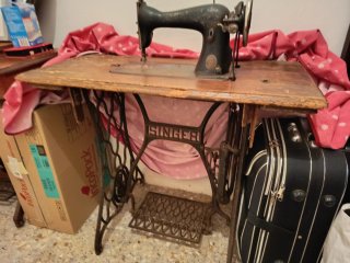 Máquina de coser SINGER antigua con mesa