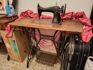 Máquina de coser SINGER antigua con mesa