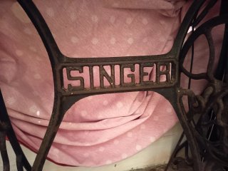 Máquina de coser SINGER antigua con mesa