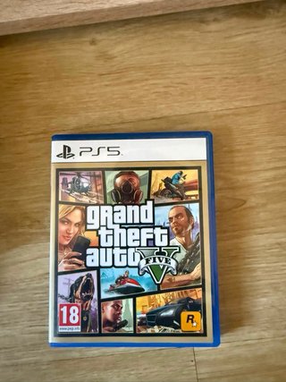 PlayStation 5 con mando y juegos