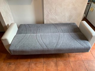 Divano letto contenitore grigio e bianco