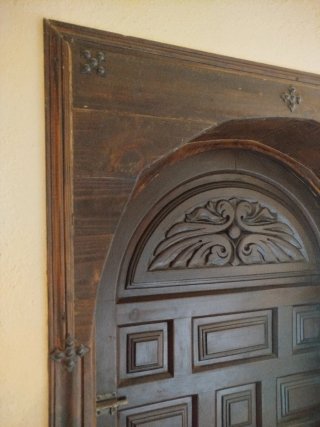 Puerta rústica madera tallada antigua con marco