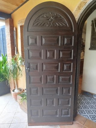 Puerta rústica madera tallada antigua con marco