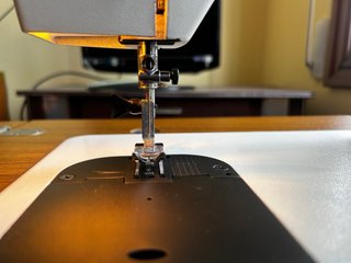 Máquina de coser Alfa Zig-Zag com móvel