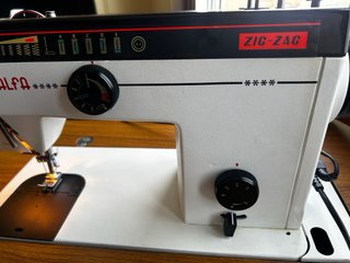 Máquina de coser Alfa Zig-Zag com móvel