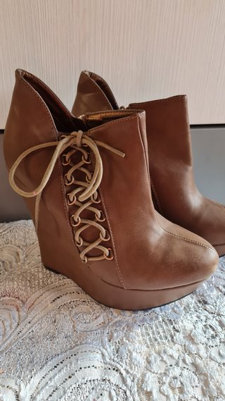Botines cuña cordones marrones