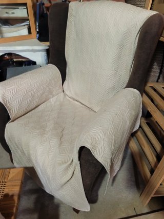 Sillón orejero beige y marrón