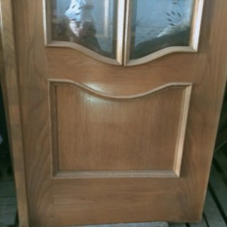 Puerta de madera con cristales decorados.