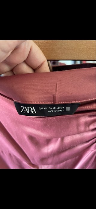 Falda Zara rosa satinada