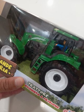 Trattore giocattolo nuovo