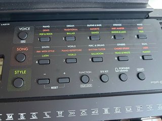 Piano Digital Yamaha PSR-E283 + Soporte + Funda