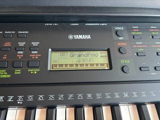 Piano Digital Yamaha PSR-E283 + Soporte + Funda