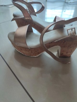 Sandali con plateau oro