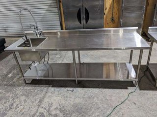 Mesa de cocina con fregadero de acero