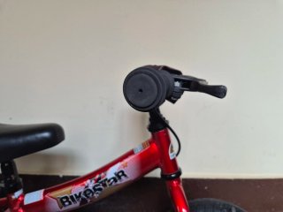 Bicicleta de equilibrio rojo