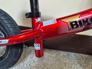 Bicicleta de equilibrio rojo