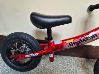 Bicicleta de equilibrio rojo