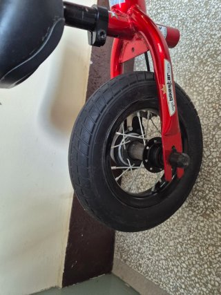 Bicicleta de equilibrio rojo