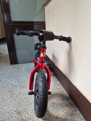 Bicicleta de equilibrio rojo